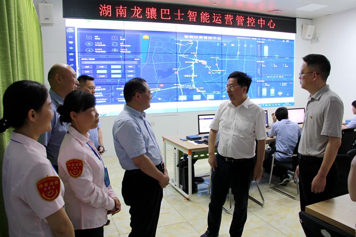 省委常委、市委書記胡衡華慰問酷暑高溫堅(jiān)守崗位的龍?bào)J巴士一線駕駛員